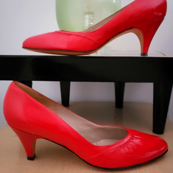 La Belle Shoes - EUC LA BELLE ORIGINALS classic lady in red pumps (9 AAA)